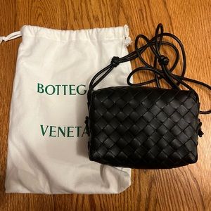 💕NWT Bottega Veneta Womens Black Loop Mini Intrecciato Leather Bag